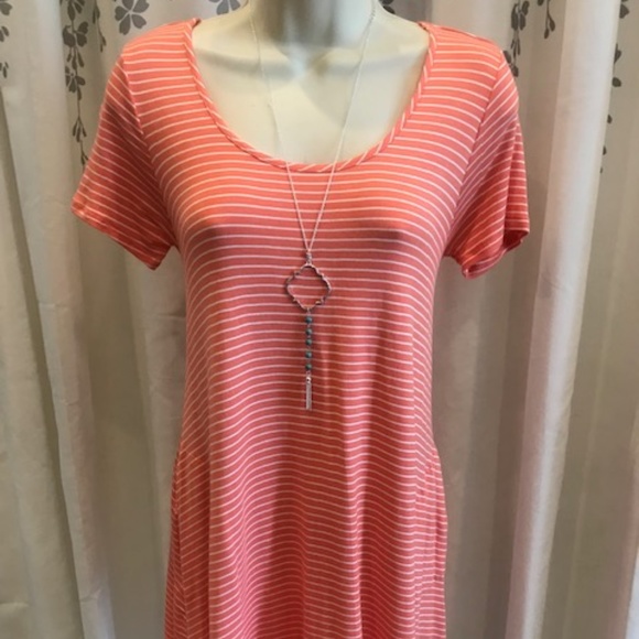 NWT! DRESS WITH POCKETS AND SLEEVE - Picture 3 of 4